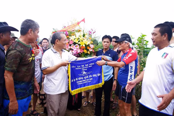 Ít ai biết được rằng có hẳn một CLB những người thích... tắm sông Hồng