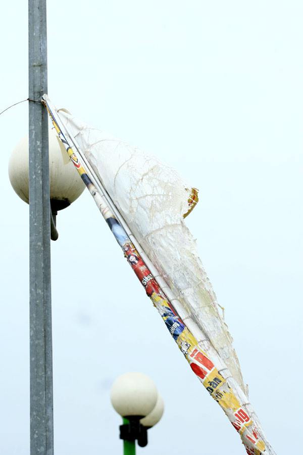 Những tấm biển quảng cáo rách rưới như thế này rất mất mỹ quan