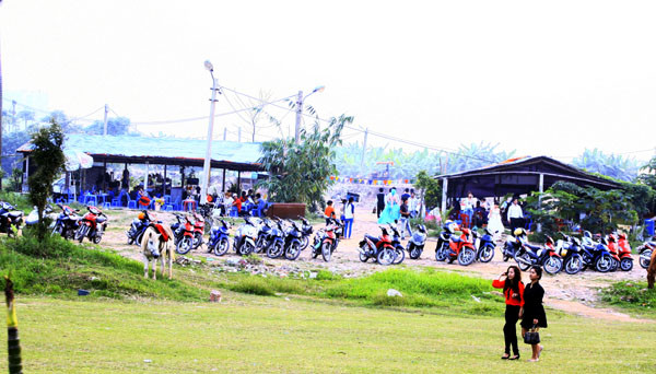 Các bãi gửi xe tạm bợ ở khu vực bãi đá lúc nào cũng chật kín Các bãi gửi xe tạm bợ ở khu vực bãi đá lúc nào cũng chật kín