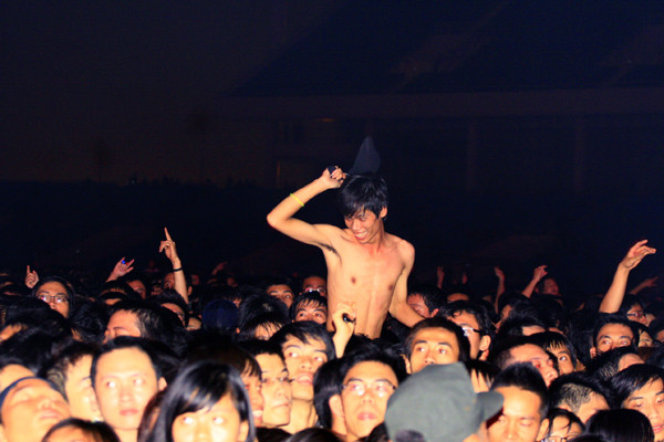 Nhiều fan sẵn sàng cởi trần để cổ vũ Nhiều fan sẵn sàng cởi trần để cổ vũ