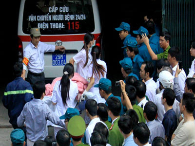 10h34, cháu Trần Duy Anh đã được đưa ra khỏi đống đổ nát và đưa đi cấp cứu nhưng cháu đã không qua khỏi - Ảnh: Nam Phong 10h34, cháu Trần Duy Anh đã được đưa ra khỏi đống đổ nát và đưa đi cấp cứu nhưng cháu đã không qua khỏi - Ảnh: Nam Phong