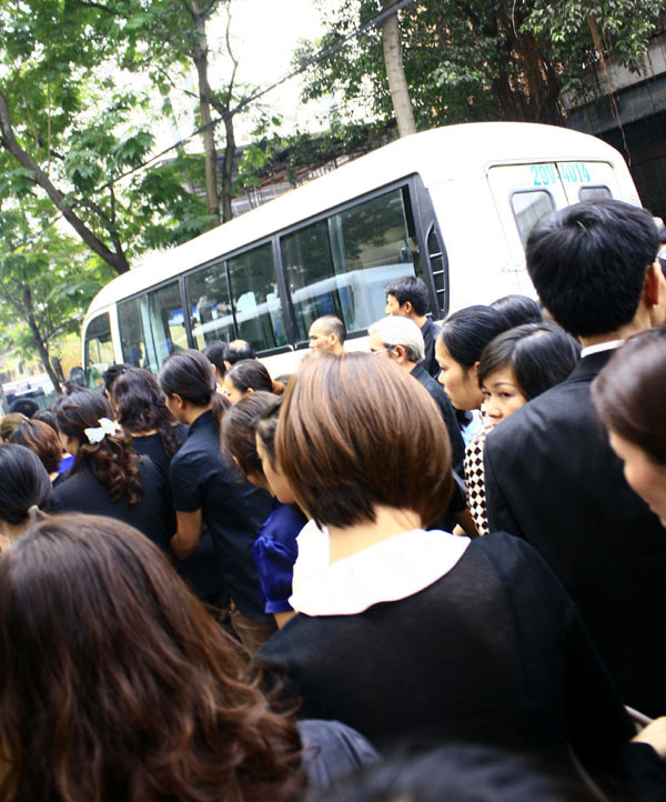 Cả đoạn phố Phủ Doãn, nơi có nhà tang lễ, đông nghẹt người. Người dân ở đây bảo ít có đám tang nào lại đông đến thế, dựng xe kín cả đường. Cả đoạn phố Phủ Doãn, nơi có nhà tang lễ, đông nghẹt người. Người dân ở đây bảo ít có đám tang nào lại đông đến thế, dựng xe kín cả đường.