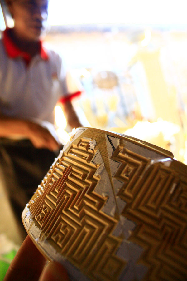 Từ việc chẻ nan tre, đến việc tỉa nét trên tre tất cả được dồn lại nơi bàn tay khéo léo của những người dân nơi đây. Từ việc chẻ nan tre, đến việc tỉa nét trên tre tất cả được dồn lại nơi bàn tay khéo léo của những người dân nơi đây.