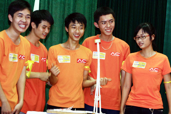 Để dựng được tòa tháp bằng ống mút này quả không hề đơn giản chút nào Để dựng được tòa tháp bằng ống mút này quả không hề đơn giản chút nào