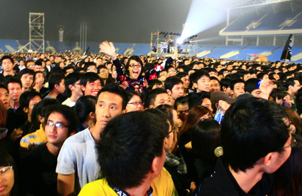 Ngay từ rất sớm, số lượng fan hùng hậu đã có mặt tại SVĐ Mỹ Đình chờ giờ bắt đầu chương trình Ngay từ rất sớm, số lượng fan hùng hậu đã có mặt tại SVĐ Mỹ Đình chờ giờ bắt đầu chương trình