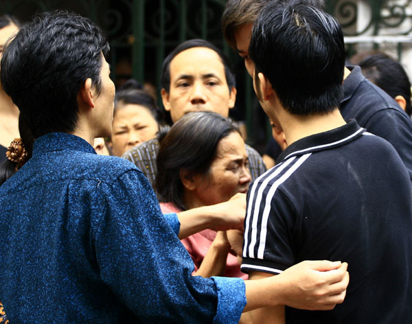 Bà Nhật đã phải nhanh chóng quay về viện vì sợ anh Minh, chị Ngân nghi ngờ việc hai cháu đã mất Bà Nhật đã phải nhanh chóng quay về viện vì sợ anh Minh, chị Ngân nghi ngờ việc hai cháu đã mất