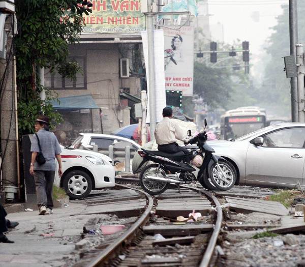 Xe ôm thoải mái dựng xe chờ khách ngay trên đường ray Xe ôm thoải mái dựng xe chờ khách ngay trên đường ray