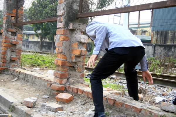 Thậm chí, nhiều đoạn tường sát đường sắt còn được... khoét ra để cho cánh xe ôm, người đợi xe bus đi phóng uế Thậm chí, nhiều đoạn tường sát đường sắt còn được... khoét ra để cho cánh xe ôm, người đợi xe bus đi phóng uế