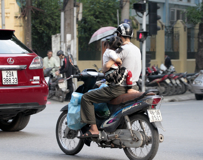 Thử tưởng tượng khi có tình huống xấu xảy ra, xe va chạm với xe khác thì người lớn cũng còn bị té ngã ra đường thì cháu bé này sẽ ra sao? Thử tưởng tượng khi có tình huống xấu xảy ra, xe va chạm với xe khác thì người lớn cũng còn bị té ngã ra đường thì cháu bé này sẽ ra sao?