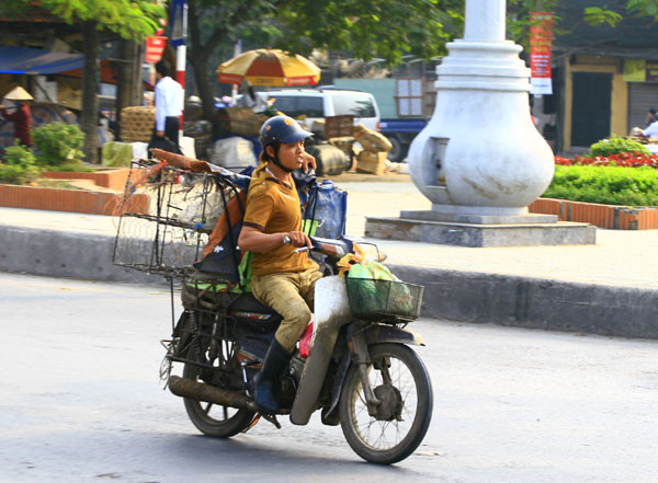 Vừa lái xe vừa ôm thùng