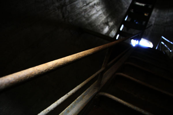 Nhiều đoạn cầu thang dốc đứng đã không còn tay vịn, nếu còn thì cũng lỏng lẻo rất nguy hiểm Nhiều đoạn cầu thang dốc đứng đã không còn tay vịn, nếu còn thì cũng lỏng lẻo rất nguy hiểm