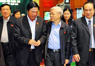 Tổng bí thư Nguyễn Phú Trọng, Trưởng Ban chỉ đạo Trung ương về phòng chống tham nhũng và Trưởng Ban Nội chính Trung ương Nguyễn Bá Thanh bên hành lang Quốc hội (ảnh: internet).