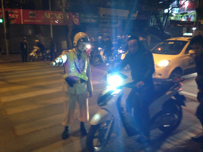 Khi mọi người quây quần bên mâm cơm gia đình trong dịp Tết Nguyên đán thì những người làm nhiệm vụ vẫn thường trực để đảm bảo an ninh trật tự cho mọi vùng quê.