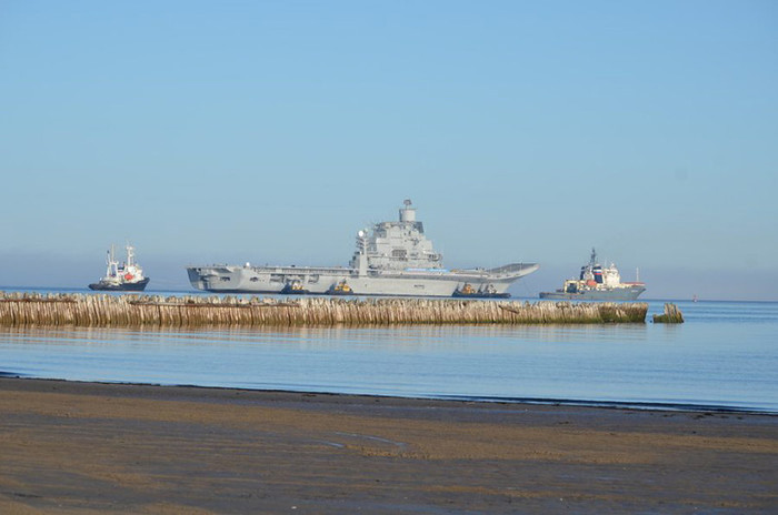 INS Vikramaditya trên đường ra Bạch Hải.