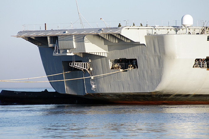 Tàu sân bay INS Vikramaditya có lượng giãn nước 45.000 tấn, chiều dài 283m, rộng 31m, mướn nước 8,2m. Tàu có thể mang 16 máy bay chiến đấu Mig-29K, tối đa là 16 chiếc trực thăng Ka-28 hoặc Ka-31.