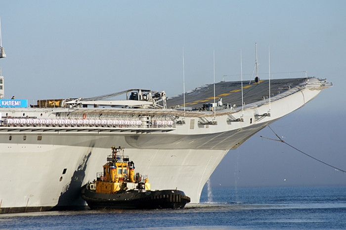 Tuy nhiên, việc chuyển giao đã bị trì hoãn 4 năm do các tranh cãi liên quan tới chi phí nâng cấp. Kể từ đó, chi phí tân trang con tàu đã tăng lên 2,3 tỷ đôla.