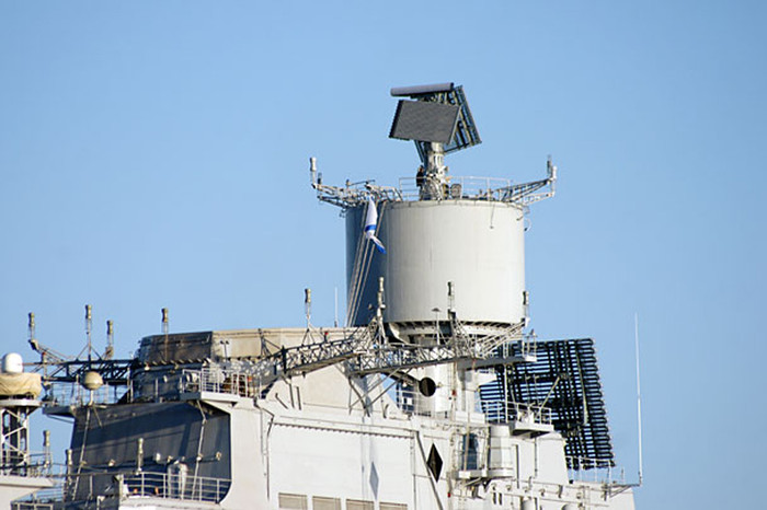 Hệ thống điện tử của "Mặt trời quả cảm" INS Vikramaditya dựa trên hệ thống radar mạng pha đa chức năng, kết hợp với trực thăng chỉ huy và cảnh báo sớm trên không Ka-31AEW.