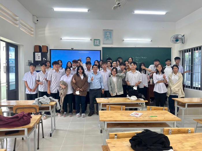 Thầy giáo Trần Song Hào, giáo viên trường Trung học phổ thông Võ Thị Sáu - Ảnh NVCC hào côn đảo.jpg