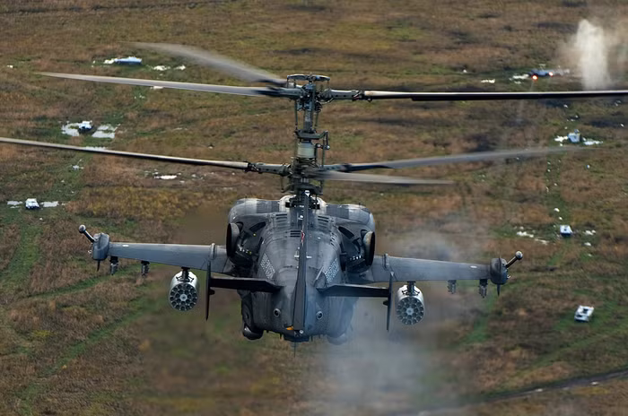Các vũ khí chính của Ka-52 bao gồm tên lửa chống tăng 9K121 Vikhr, tên lửa không đối không tự dẫn hồng ngoại R-73, tên lửa không đối không tự dẫn hồng ngoại Igla-V và các loại rocket, bom.