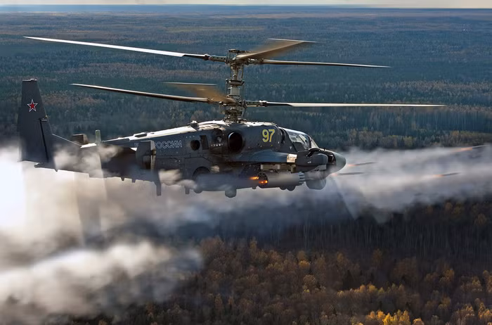 Những vị trí đặt vũ khí của Ka-52 gồm 4 điểm dưới các cánh và 2 điểm đầu cánh và được điều khiển bởi 1 hệ thống được gắn trên các mũ bảo vệ của phi công.