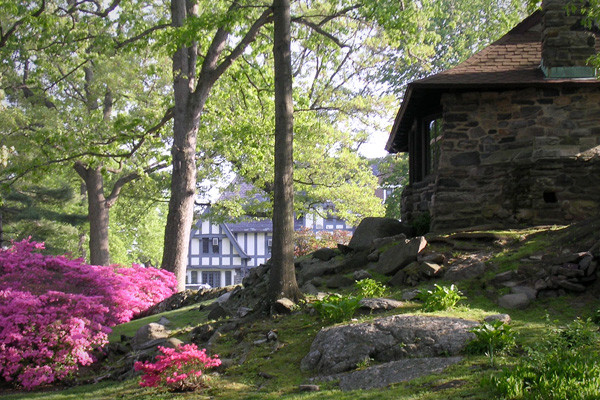 Danh hiệu đắt đỏ nhất thuộc về trường "Sarah Lawrence College" - Bronxville, New York. Ổi ôi, "Thiệt hại" nặng nề quá: $ 56.420/ năm.