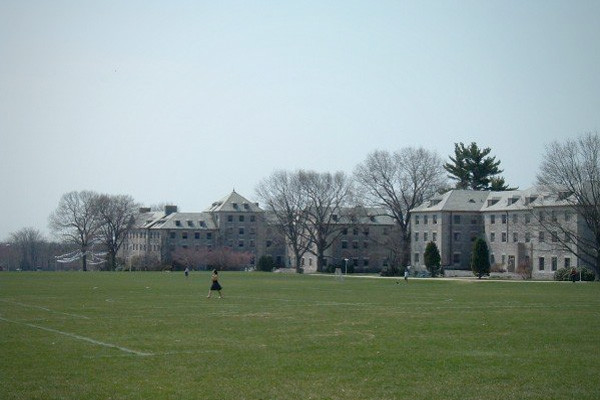 Trường Cao đẳng Connecticut - New London, Conn. $53.110: con số "tổn thất" không nhỏ khi học nhỉ? 1 số nhân vật đặc biệt trong trường: "AOL" Giám đốc điều hành Tim Armstrong, nữ diễn viên Estelle Parsons và nhà thiết kế thời trang Peter Som.