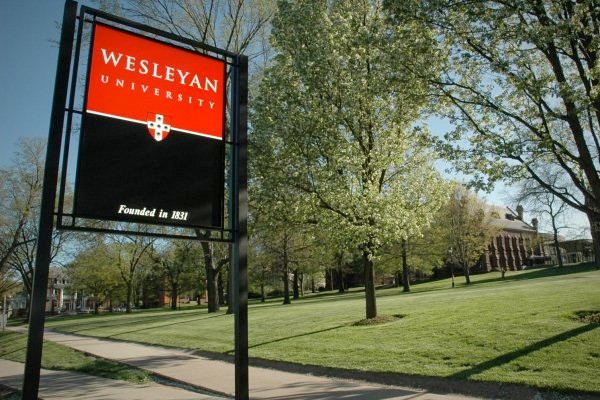 Wesleyan University - Middletown, Conn. Tổng chi phí chỉ "khiêm tốn" thế này thui: $ 53.406/ năm. Gương mặt "đình đám" từng là học sinh của trường: đạo diễn Michael Bay, Southwest Airlines đồng sáng lập Herb Kelleher và Harrah Entertainment Giám đốc điều hành Gary Loveman.