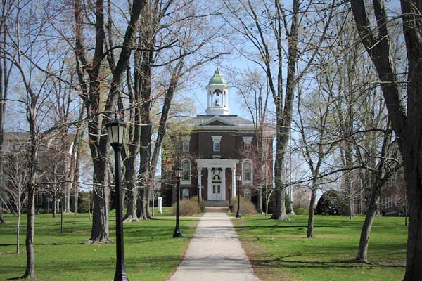 Trường Cao đẳng Bates - Lewiston, Maine. Thiệt hại "đau thương": $ 53.300/ năm.