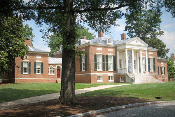 Đại học Johns Hopkins - Baltimore, Md. Haizz, nghiến răng "ken két" chi ra $53,190 thôi! Gương mặt "đình đám": Thị trưởng New York và doanh nhân Michael Bloomberg, Giám đốc điều hành IBM Samuel J. Palmisano và đồng sáng lập Edmund Lynch Merrill Lynch.