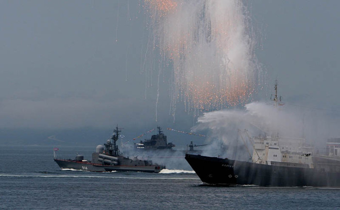 Tên lửa được phóng đi từ chiến hạm trong cuộc diễn tập. Tên lửa được phóng đi từ chiến hạm trong cuộc diễn tập.