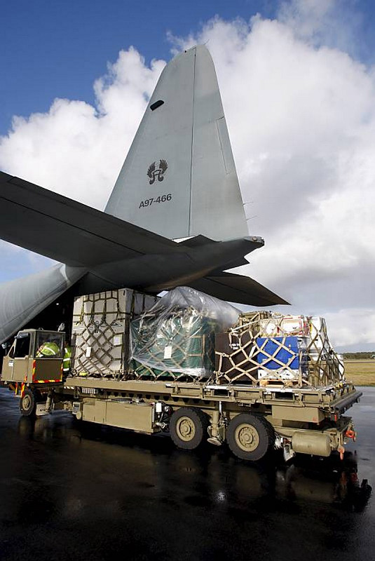 Hàng hóa được chuyển lên vận tải cơ C-130 của Không quân Hoàng gia Australia. Hàng hóa được chuyển lên vận tải cơ C-130 của Không quân Hoàng gia Australia.