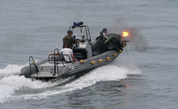 Súng máy trên tàu đổ bộ vãi đạn trong một tình huống của cuộc diễn tập. Súng máy trên tàu đổ bộ vãi đạn trong một tình huống của cuộc diễn tập.