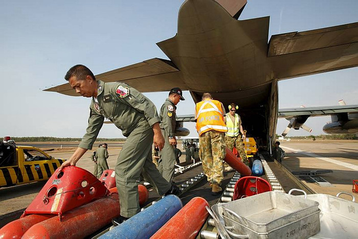 Hàng hóa được chuyển xuống từ vận tải cơ C-130 của Không quân Hoàng gia Australia. Hàng hóa được chuyển xuống từ vận tải cơ C-130 của Không quân Hoàng gia Australia.
