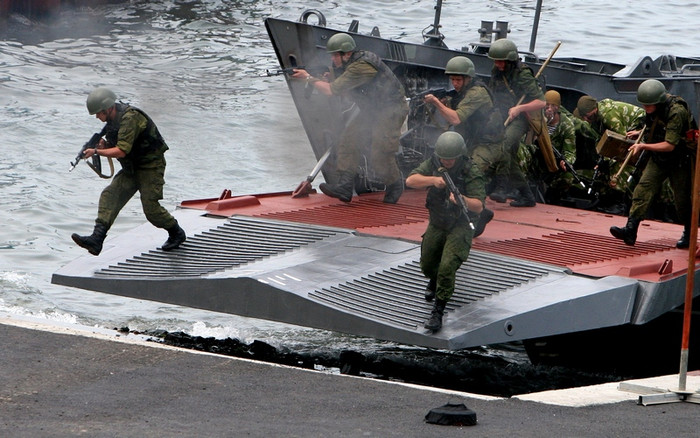 Lính thủy đánh bộ thực hiện các bài tập đổ bộ. Lính thủy đánh bộ thực hiện các bài tập đổ bộ.