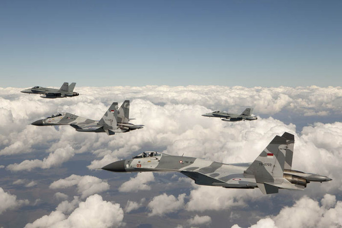 Tiêm kích F/A-18 Hornet “sát cánh” Su-30 bảo vệ Darwin. Tiêm kích F/A-18 Hornet “sát cánh” Su-30 bảo vệ Darwin.