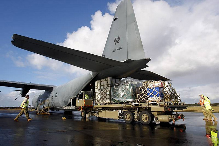 Hàng hóa được chuyển lên vận tải cơ C-130 của Không quân Hoàng gia Australia. Hàng hóa được chuyển lên vận tải cơ C-130 của Không quân Hoàng gia Australia.