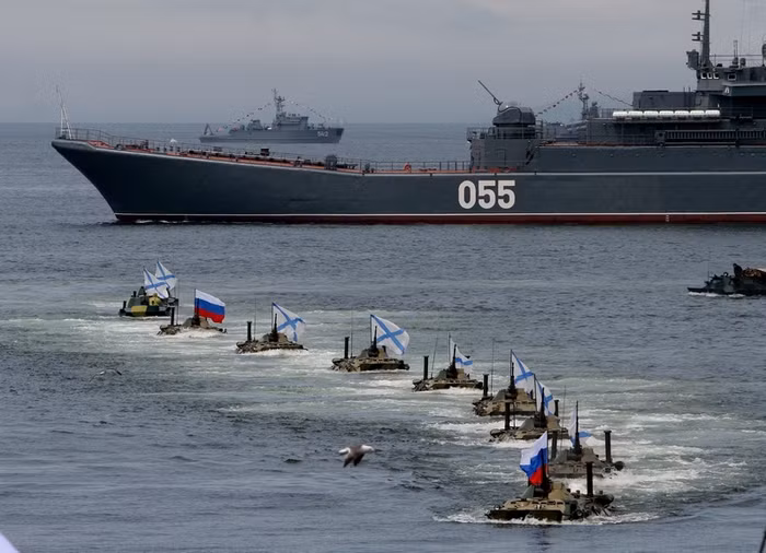 Các xe bọc thép rời tàu đổ bộ BDK-98 Nevel tiếp cận bờ biển.