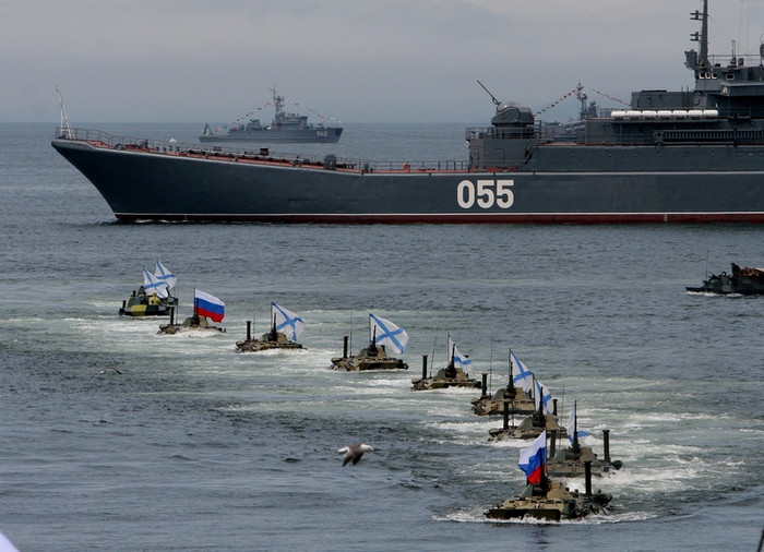 Các xe bọc thép rời tàu đổ bộ BDK-98 Nevel tiếp cận bờ biển. Các xe bọc thép rời tàu đổ bộ BDK-98 Nevel tiếp cận bờ biển.