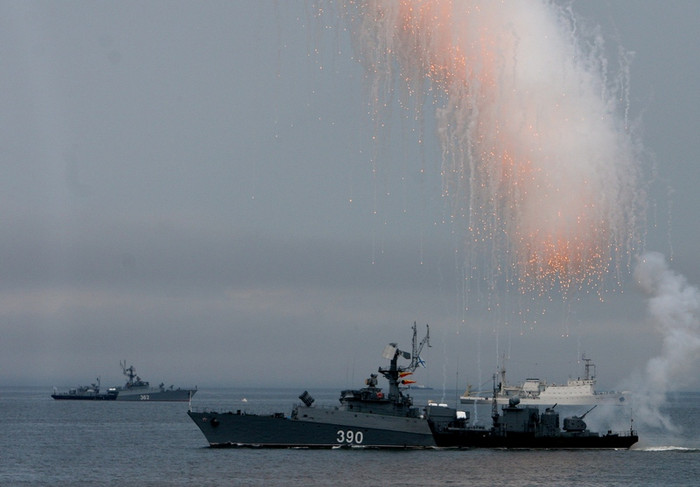 Tên lửa được phóng đi từ chiến hạm trong cuộc diễn tập. Tên lửa được phóng đi từ chiến hạm trong cuộc diễn tập.