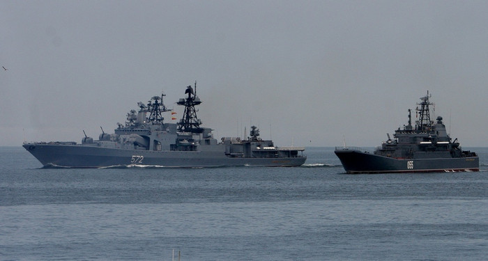 Tàu săn ngầm đô đốc Vinogradov (số hiệu 572) và tàu đổ bộ BDK-98 Nevel (số hiệu 055). Tàu săn ngầm đô đốc Vinogradov (số hiệu 572) và tàu đổ bộ BDK-98 Nevel (số hiệu 055).