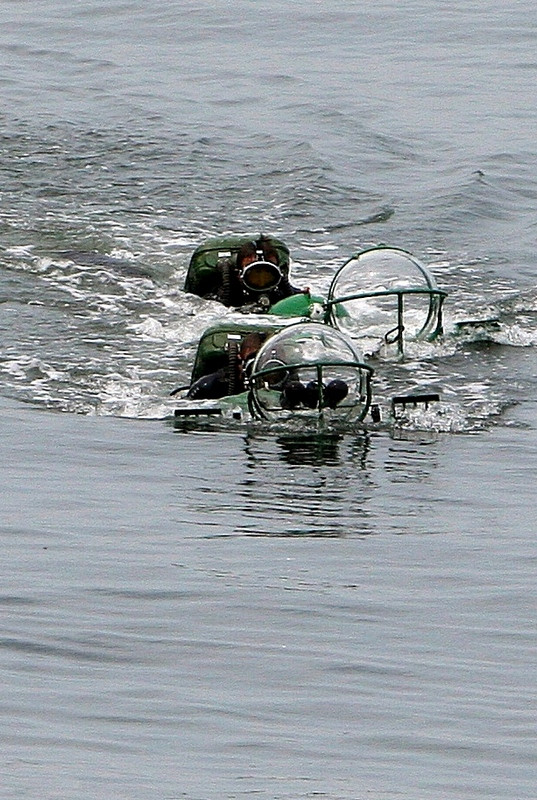 Lính thủy đánh bộ tiếp cận bờ biển. Lính thủy đánh bộ tiếp cận bờ biển.