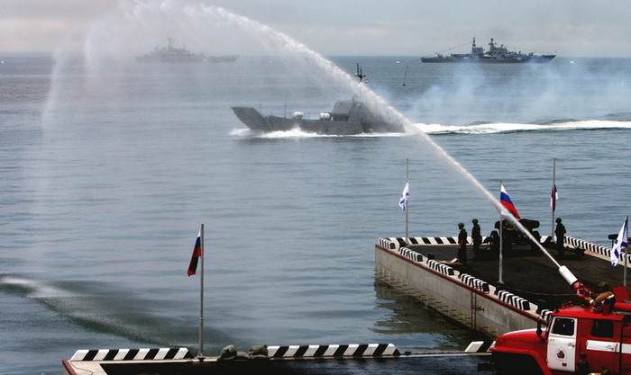 Các tàu chiến của hạm đội Thái Bình Dương dàn hàng tập trận trên biển. Các tàu chiến của hạm đội Thái Bình Dương dàn hàng tập trận trên biển.