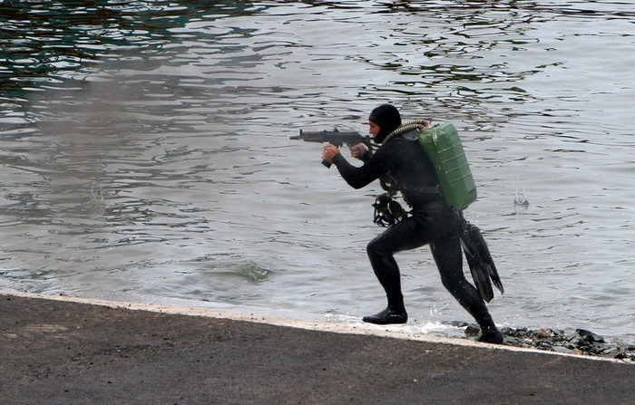 Lính thủy đánh bộ tiếp tục thực hiện nhiệm vụ sau khi đã tiếp cận bờ biển. Lính thủy đánh bộ tiếp tục thực hiện nhiệm vụ sau khi đã tiếp cận bờ biển.