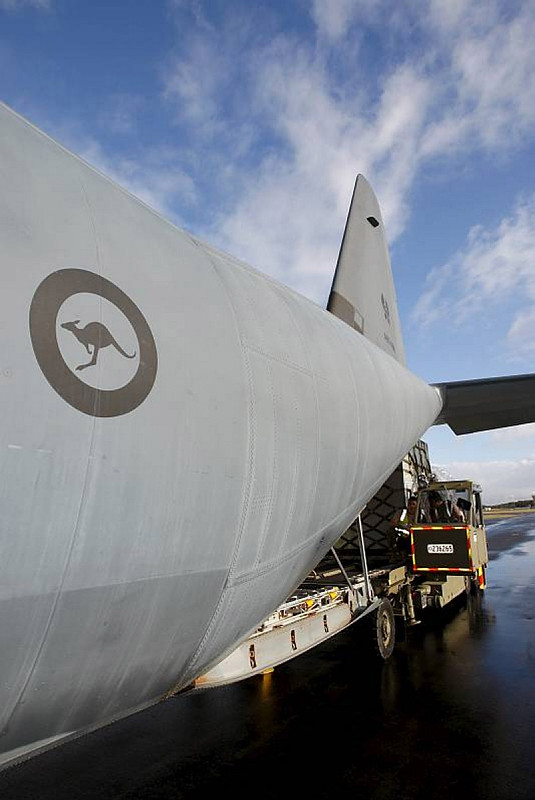 Hàng hóa được chuyển lên vận tải cơ C-130 của Không quân Hoàng gia Australia. Hàng hóa được chuyển lên vận tải cơ C-130 của Không quân Hoàng gia Australia.