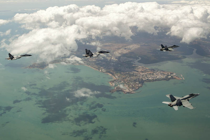 Tiêm kích F/A-18 Hornet “sát cánh” Su-30 bảo vệ Darwin. Tiêm kích F/A-18 Hornet “sát cánh” Su-30 bảo vệ Darwin.