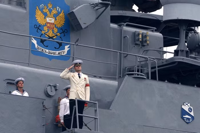 Thủy thủ trên Khu trục hạm Bystryi chuẩn bị cho cuộc diễn tập.