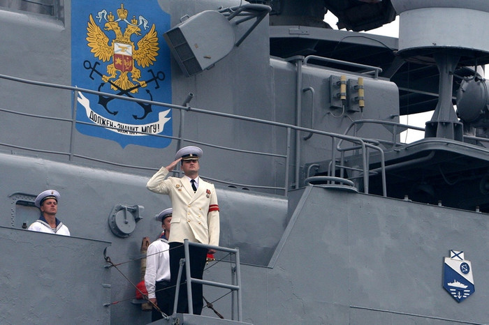 Thủy thủ trên Khu trục hạm Bystryi chuẩn bị cho cuộc diễn tập. Thủy thủ trên Khu trục hạm Bystryi chuẩn bị cho cuộc diễn tập.