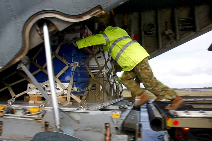 Hàng hóa được chuyển lên vận tải cơ C-130 của Không quân Hoàng gia Australia. Hàng hóa được chuyển lên vận tải cơ C-130 của Không quân Hoàng gia Australia.