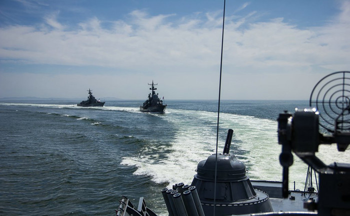 Các chiến hạm nối đuôi nhau phô diễn sức mạnh trên biển.