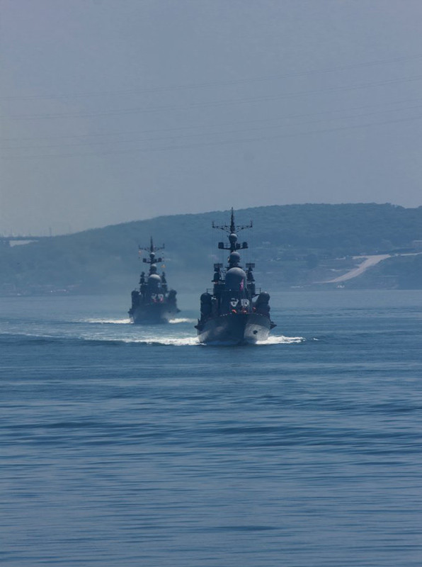 Hai tàu tên lửa cao tốc Molniya project 12411 của Lữ 165.